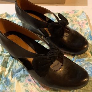 Black leather pumps with bows